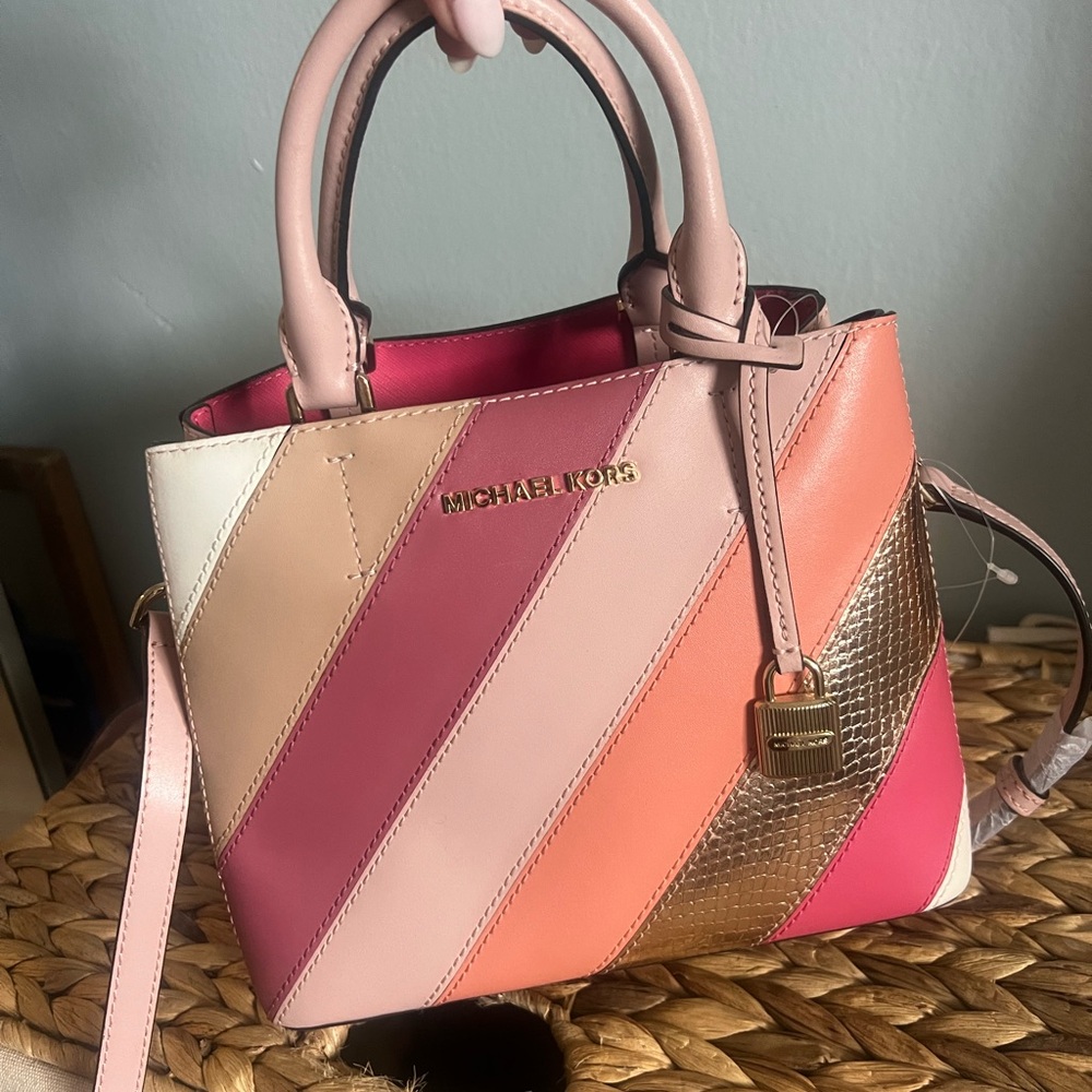 Chic Black Mini Bag with Sleek Design and Compact Size